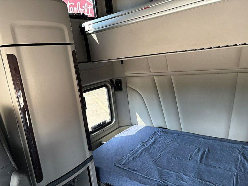 2022 Peterbilt 579 image 9