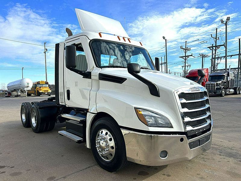 2021 Freightliner Cascadia 126 image 3