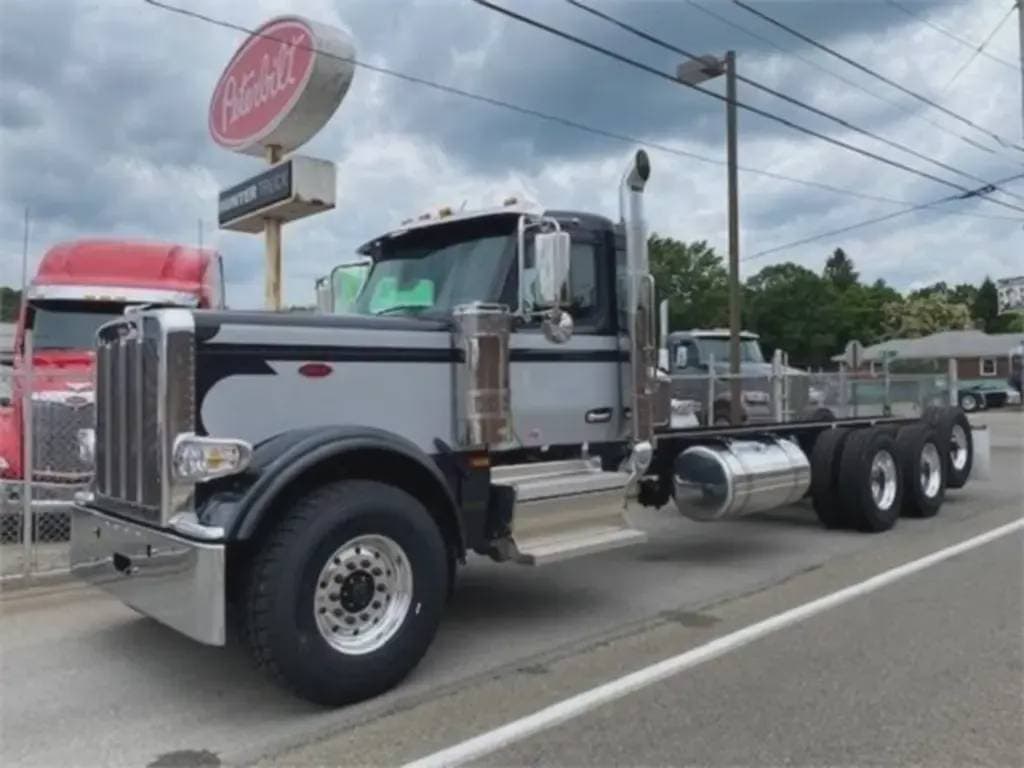 2025 Peterbilt 589 image 1