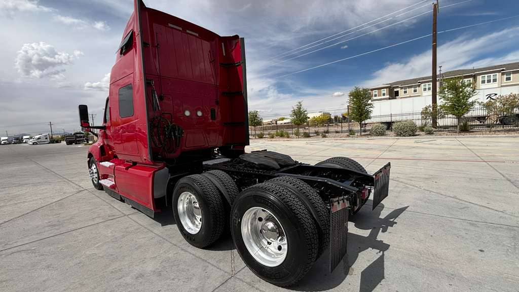 Used 2021 INTERNATIONAL LT625 image 13