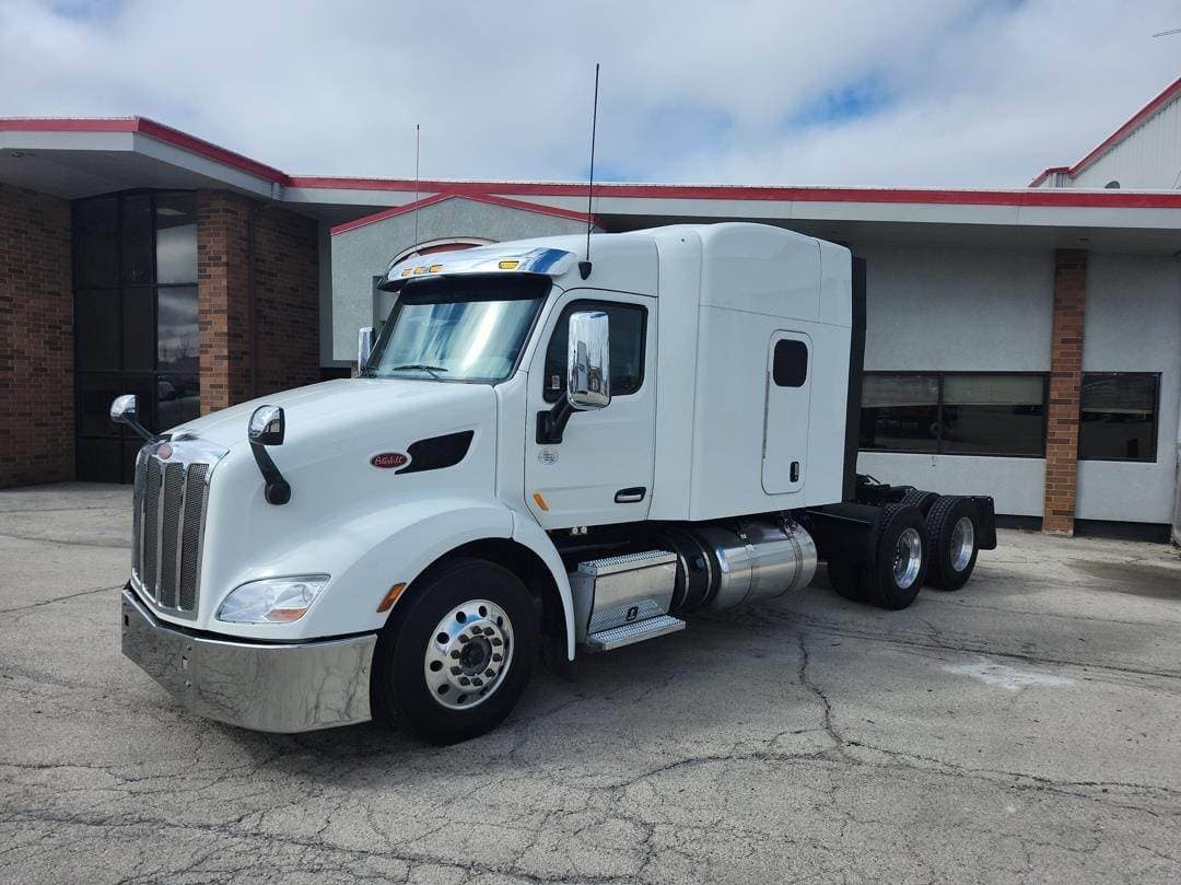 2022 Peterbilt 579 image 1