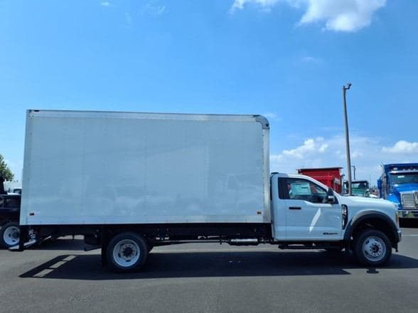 2025 Ford F550 image 3