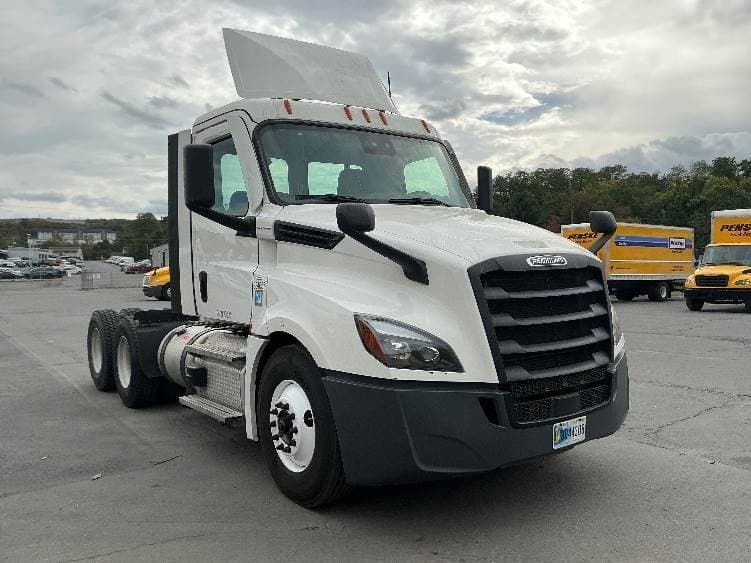 2021 Freightliner Cascadia image 1