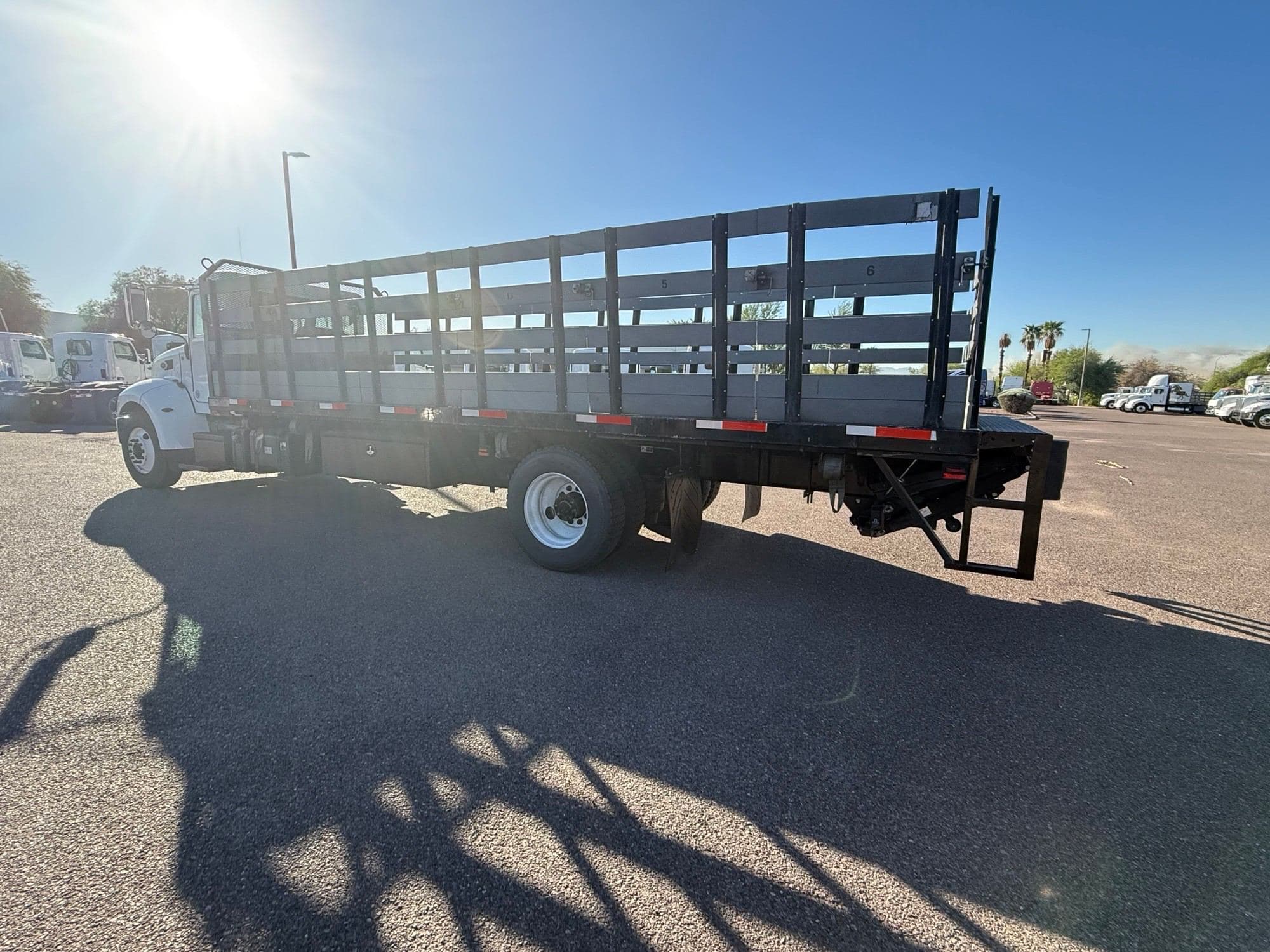 2020 Peterbilt 330 image 3