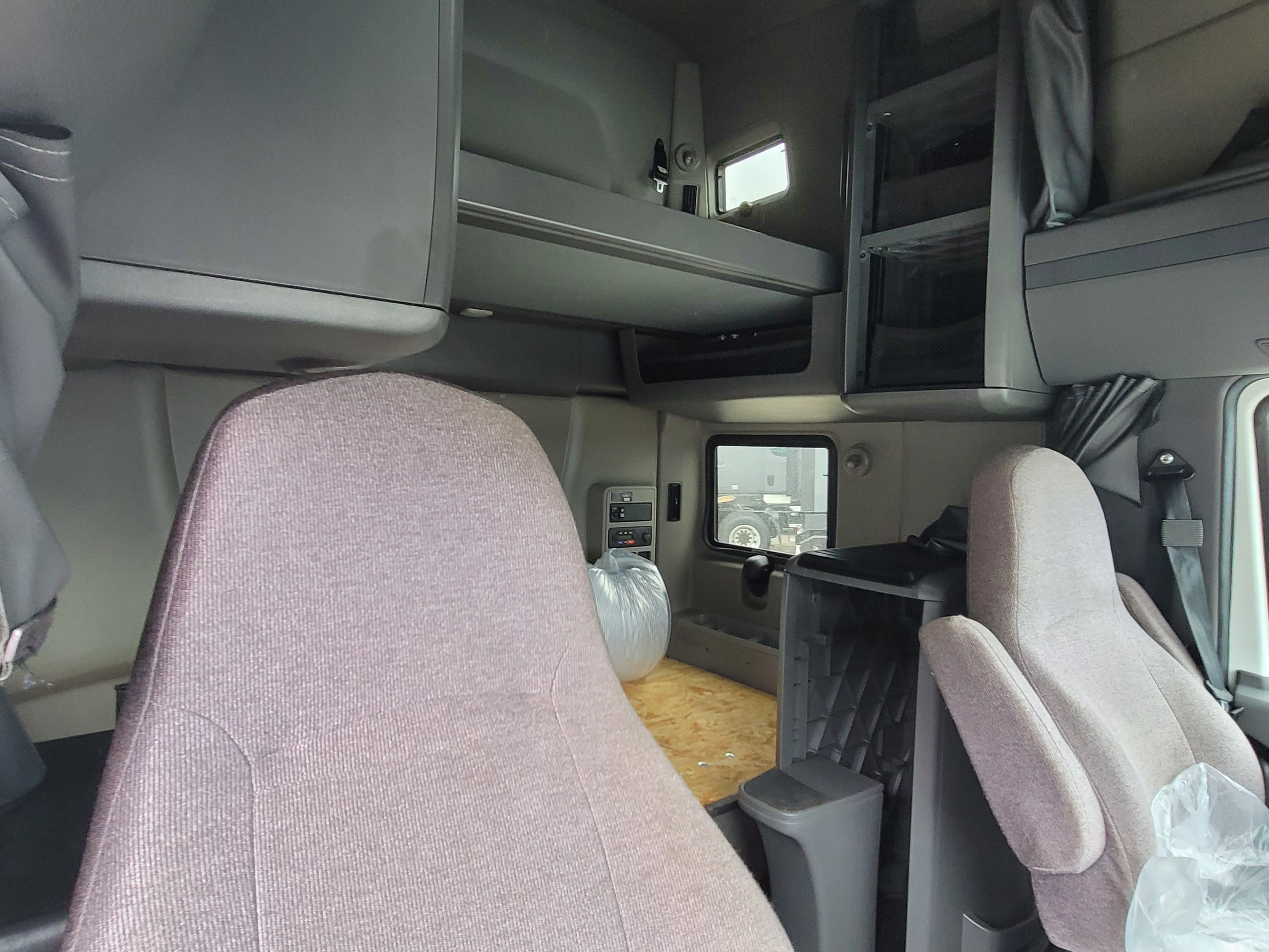 2022 International LT625 image 9