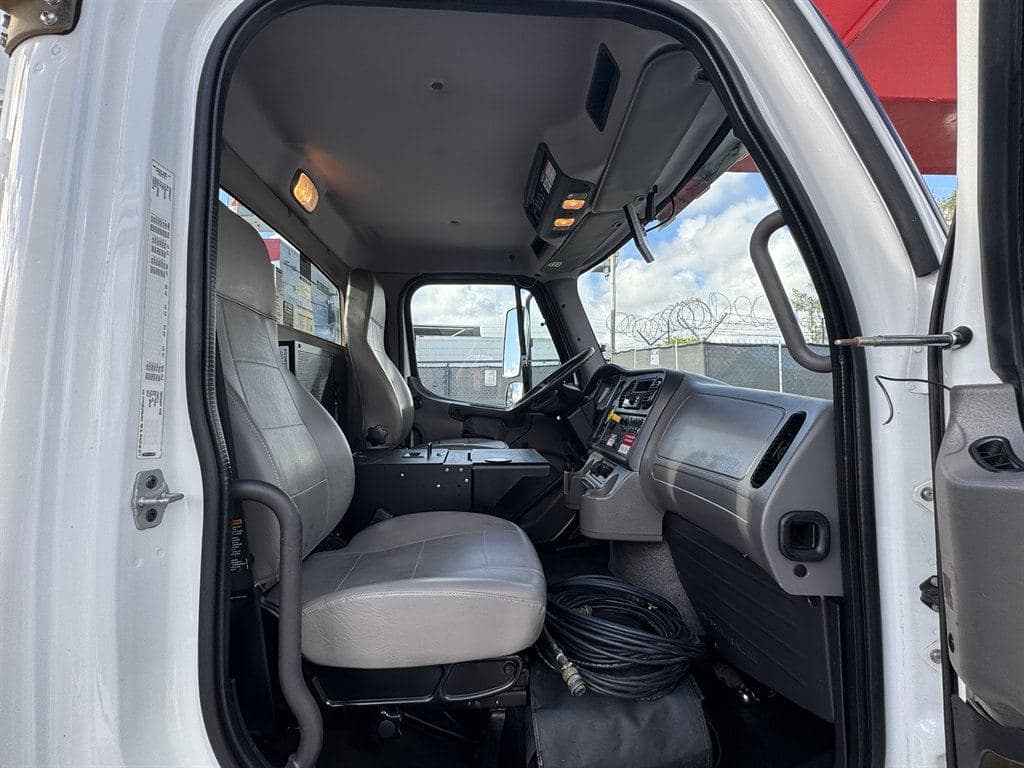 2015 Freightliner M2-112 image 63