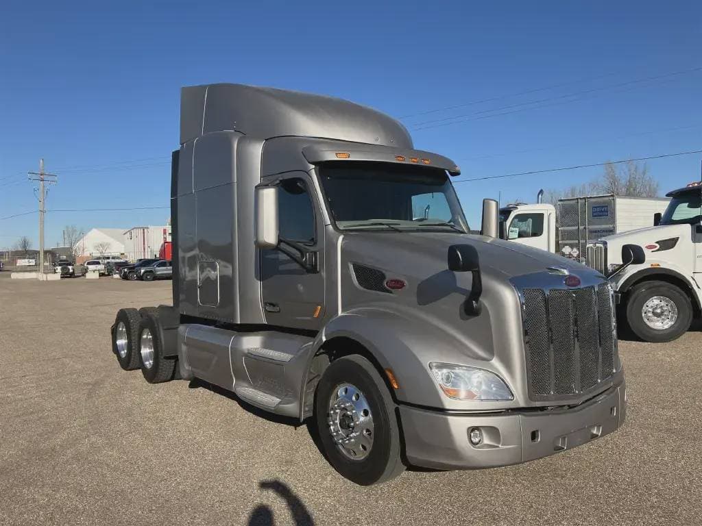 2022 Peterbilt 579 image 3