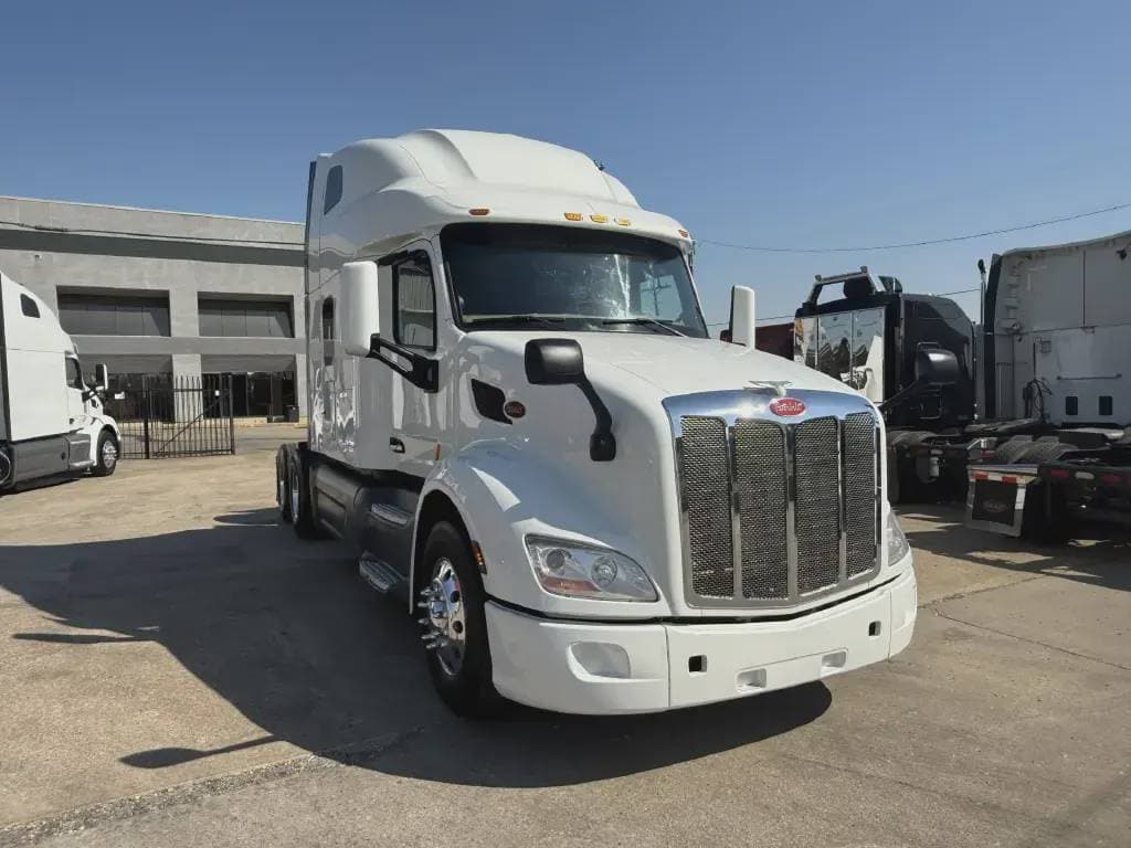2022 Peterbilt 579 image 2