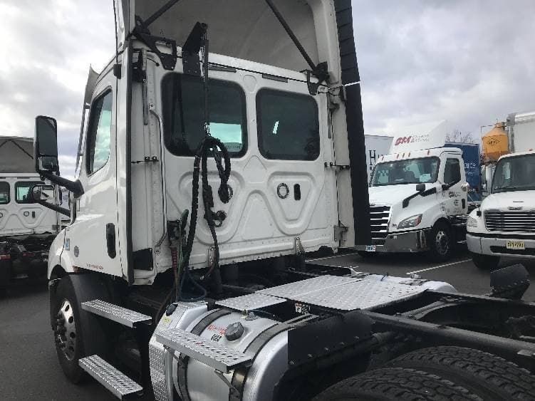 2021 Freightliner Cascadia image 2