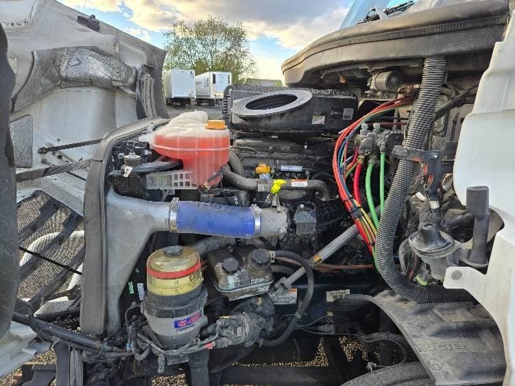 2021 Freightliner Cascadia image 2