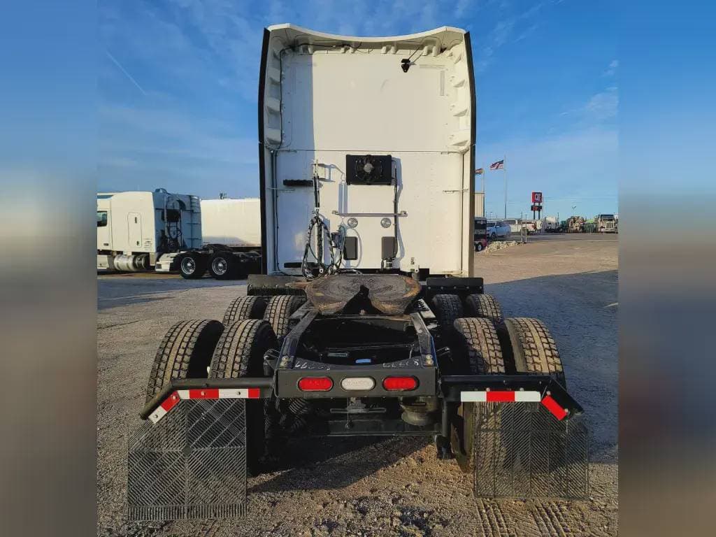 2022 Peterbilt 579 image 3