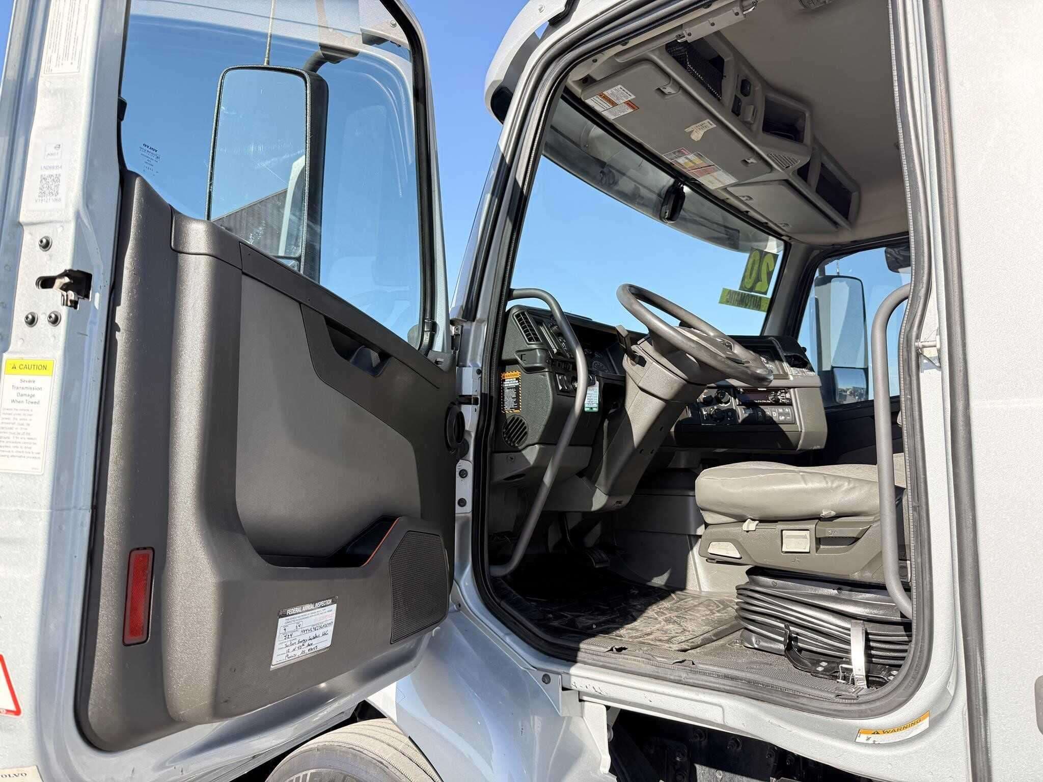 2020 Volvo VNR image 14