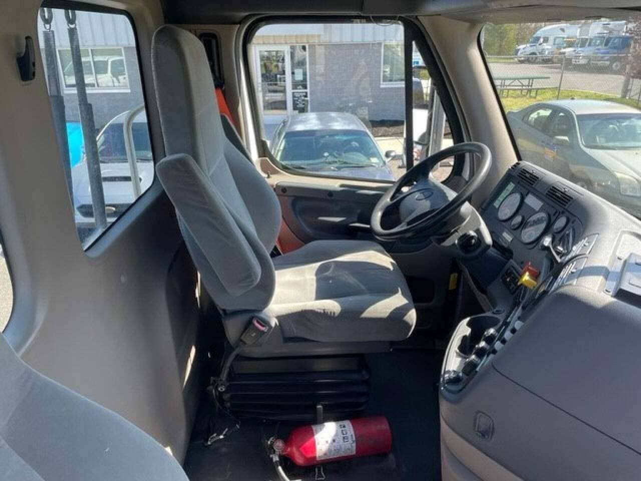 2019 Freightliner Cascadia 113 image 9
