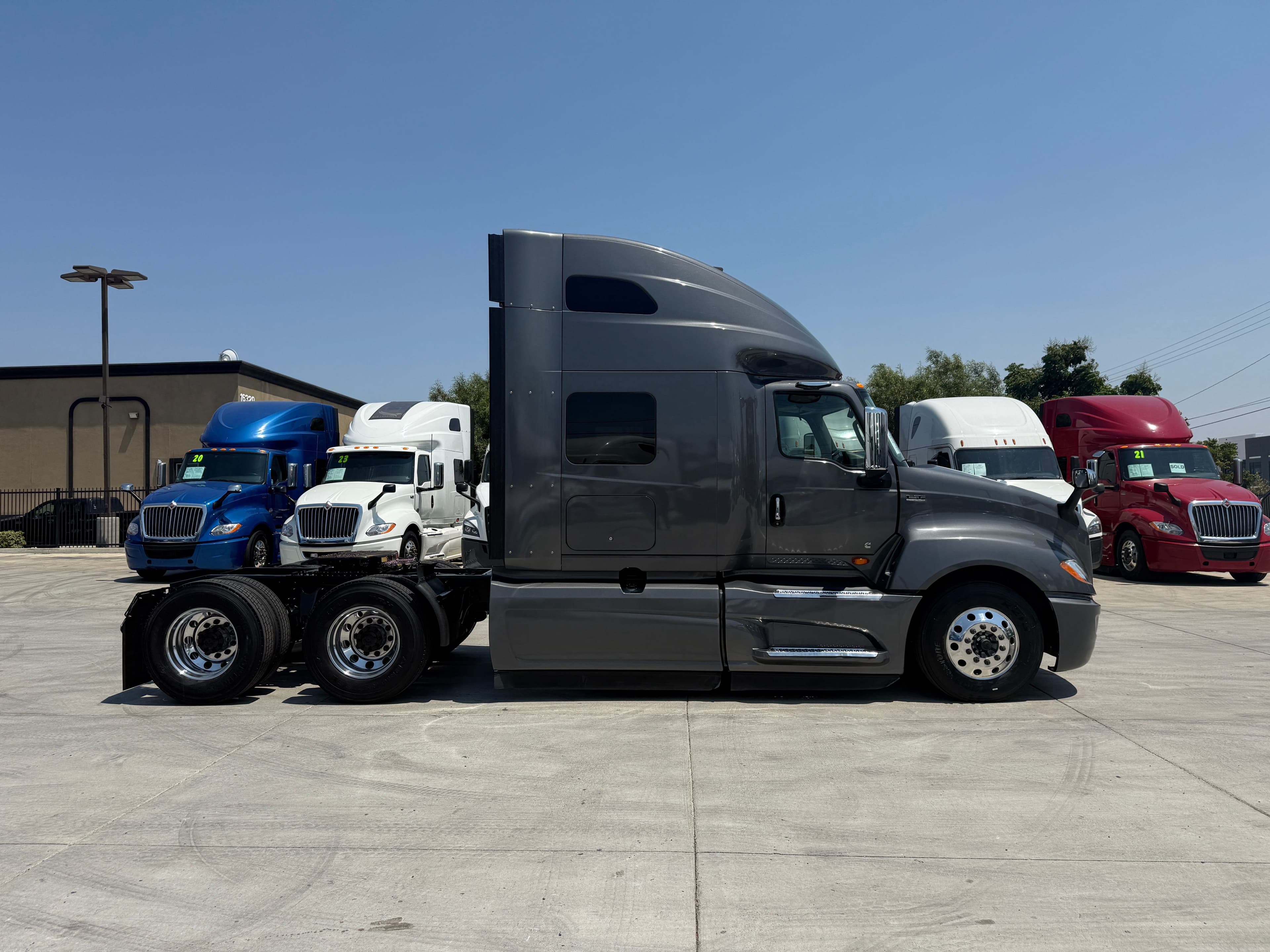 2021 International LT image 4