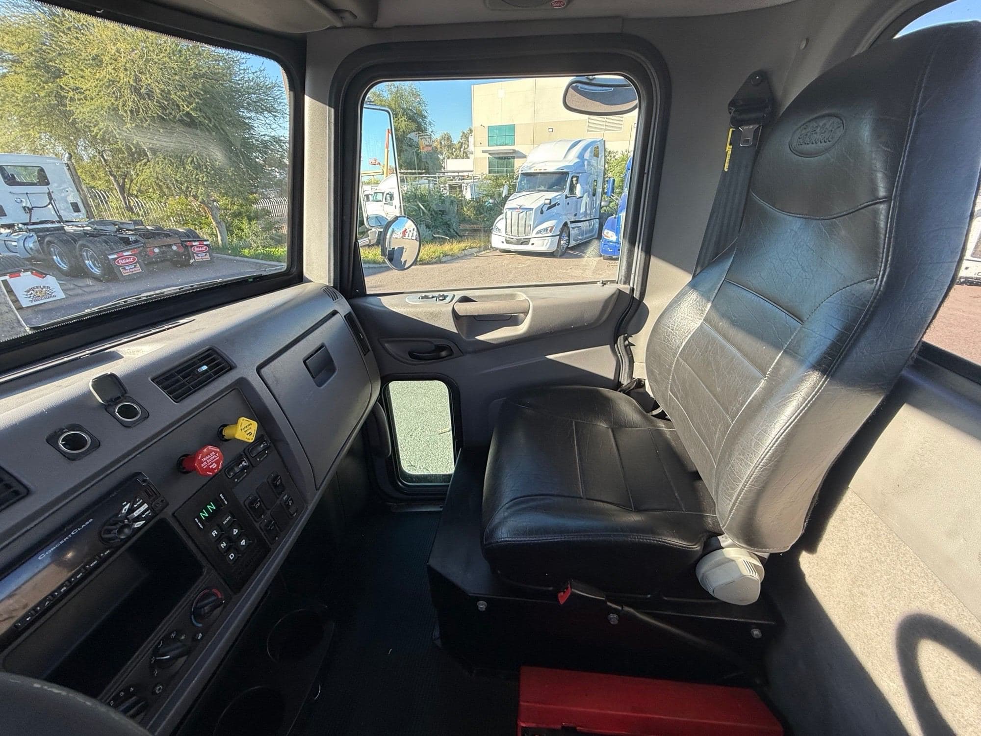 2018 Peterbilt 337 image 13