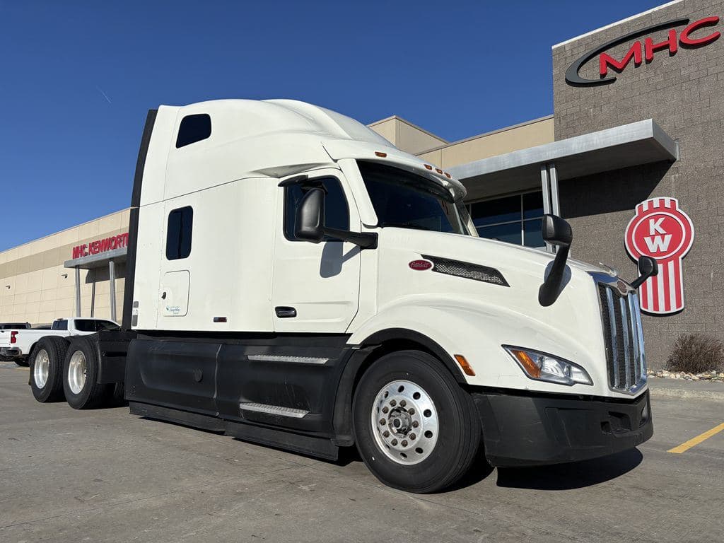 Used 2024 PETERBILT 579 image 3