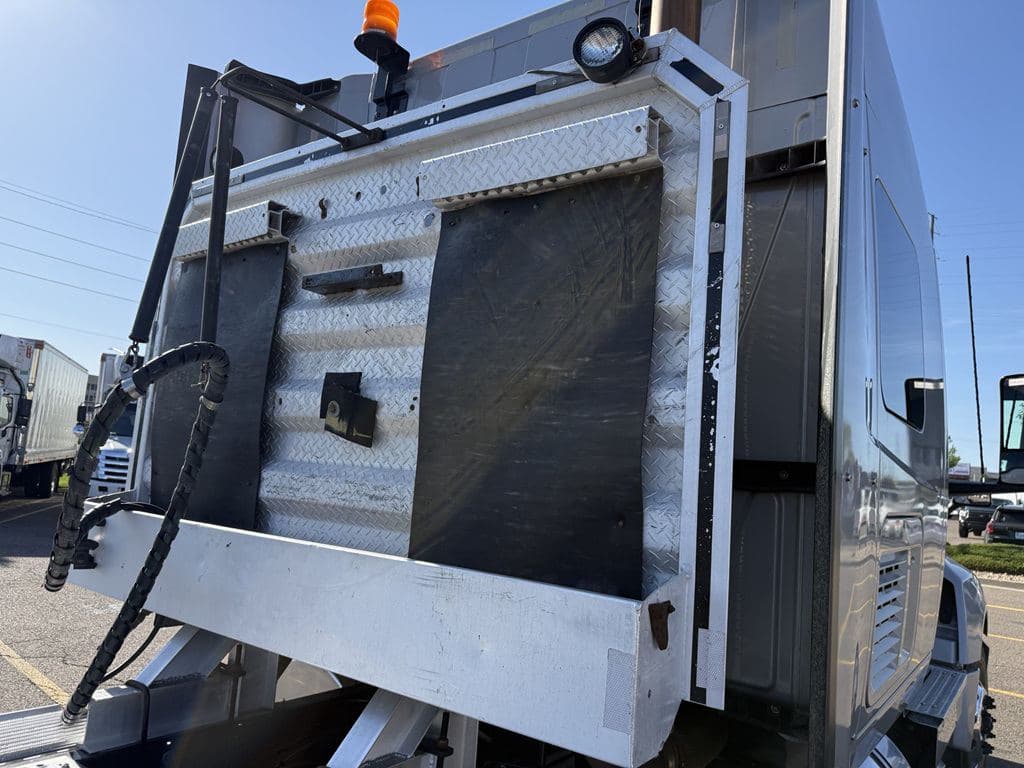 Used 2022 INTERNATIONAL LT625 image 7
