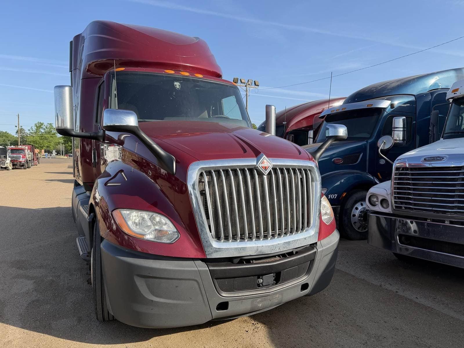 2020 International LT625 image 3