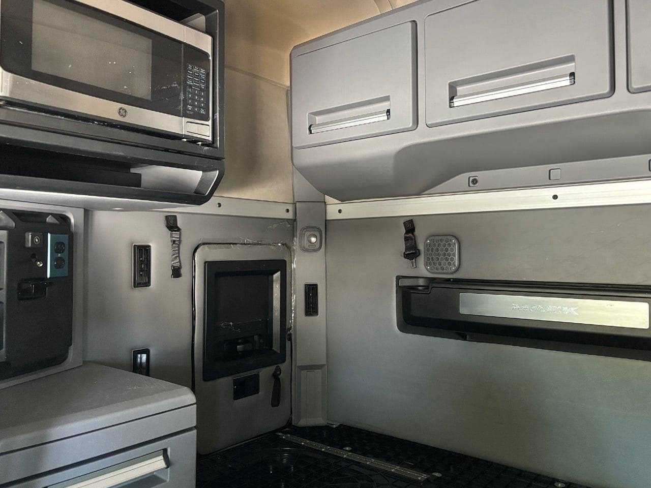 2019 Mack Anthem image 23