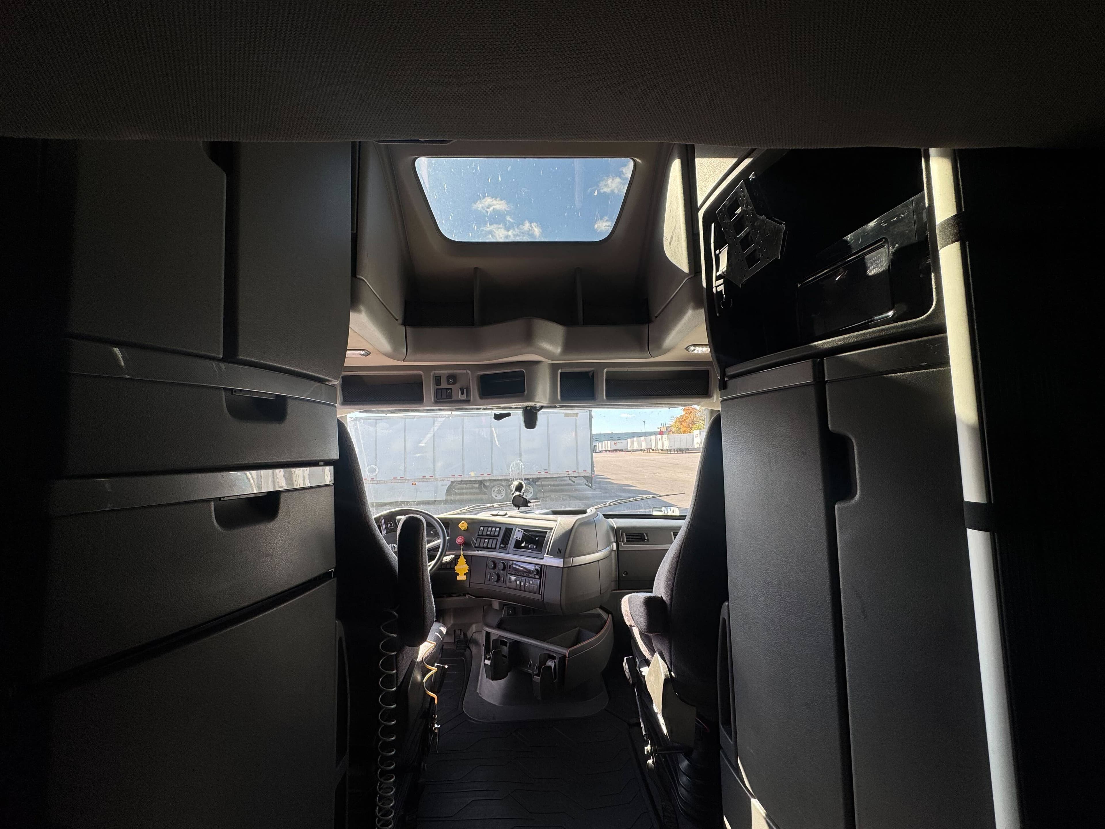 2022 Volvo VNL image 5