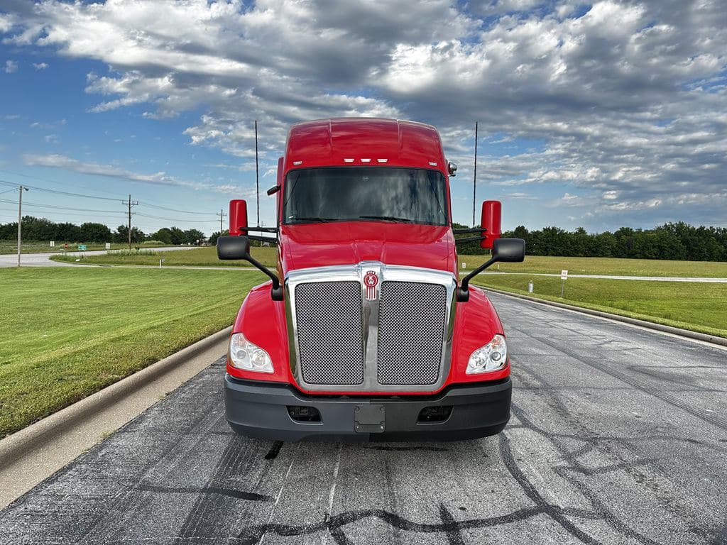 Used 2022 PETERBILT 579 image 15