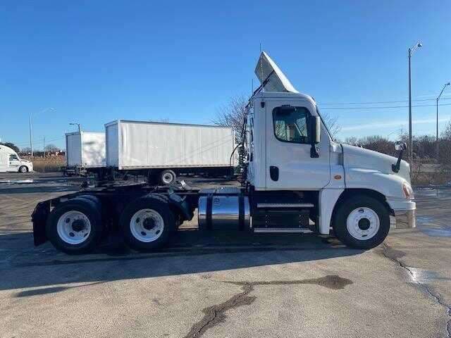 2018 Freightliner Cascadia 125 image 2