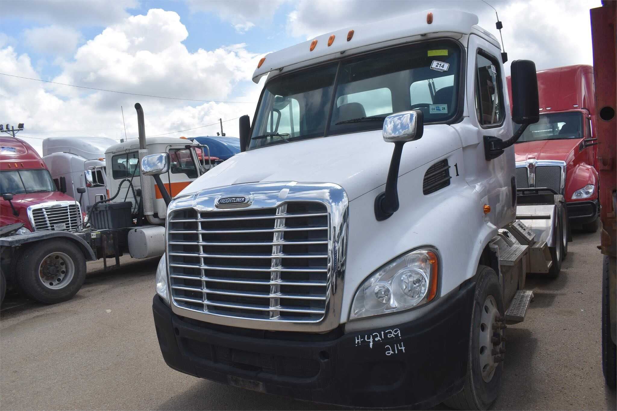 2013 Freightliner Cascadia 113 image 1