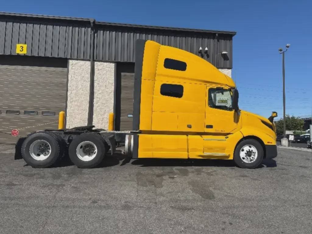 2022 Volvo VNL image 4