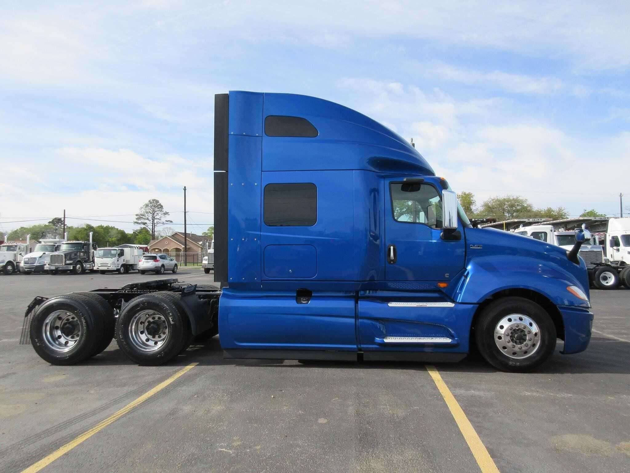 2021 International LT625 image 3