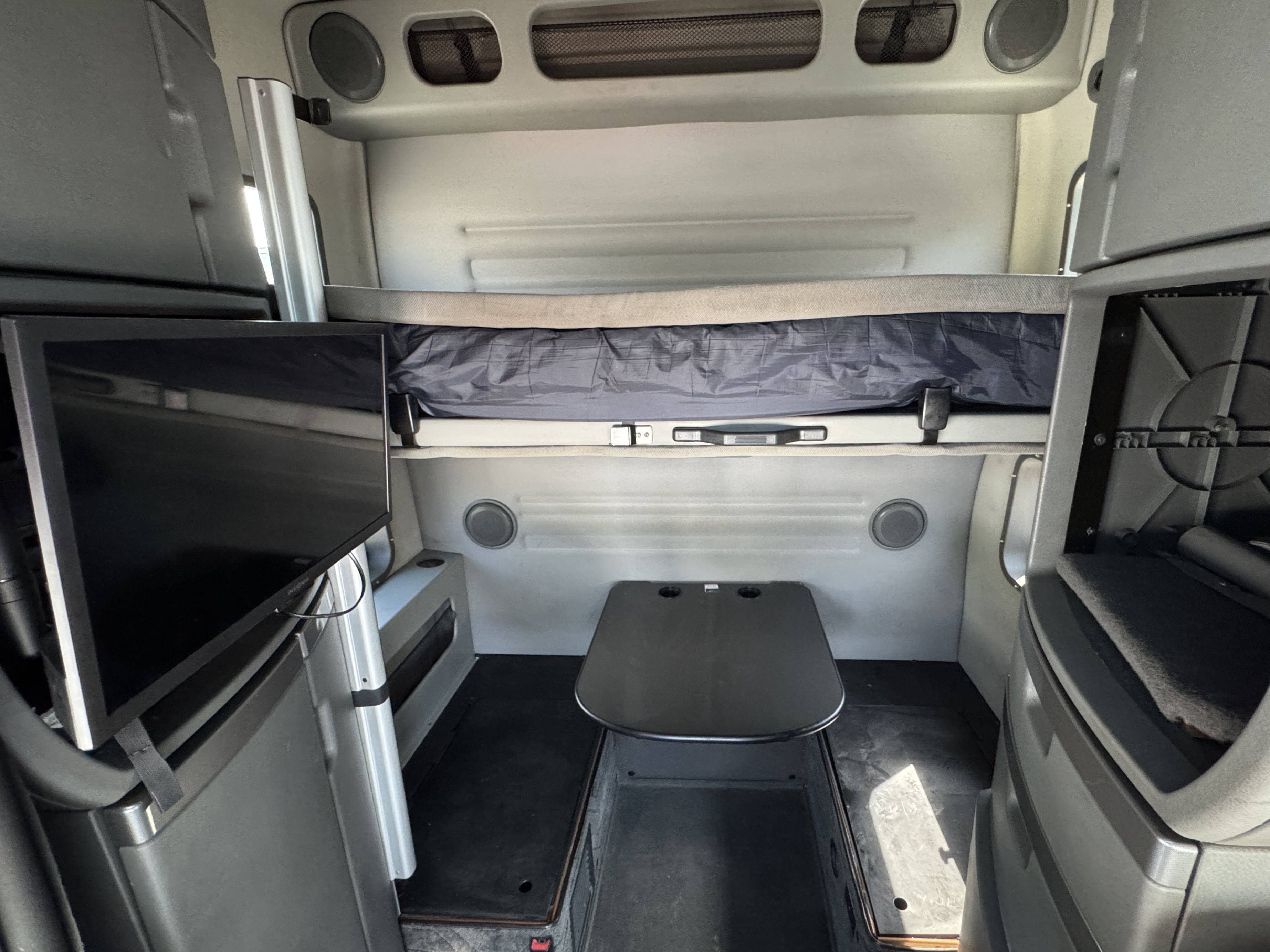 2022 Volvo VNL860 image 17