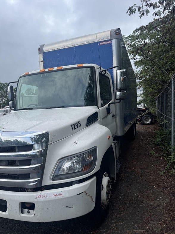 2018 Hino 258 image 2