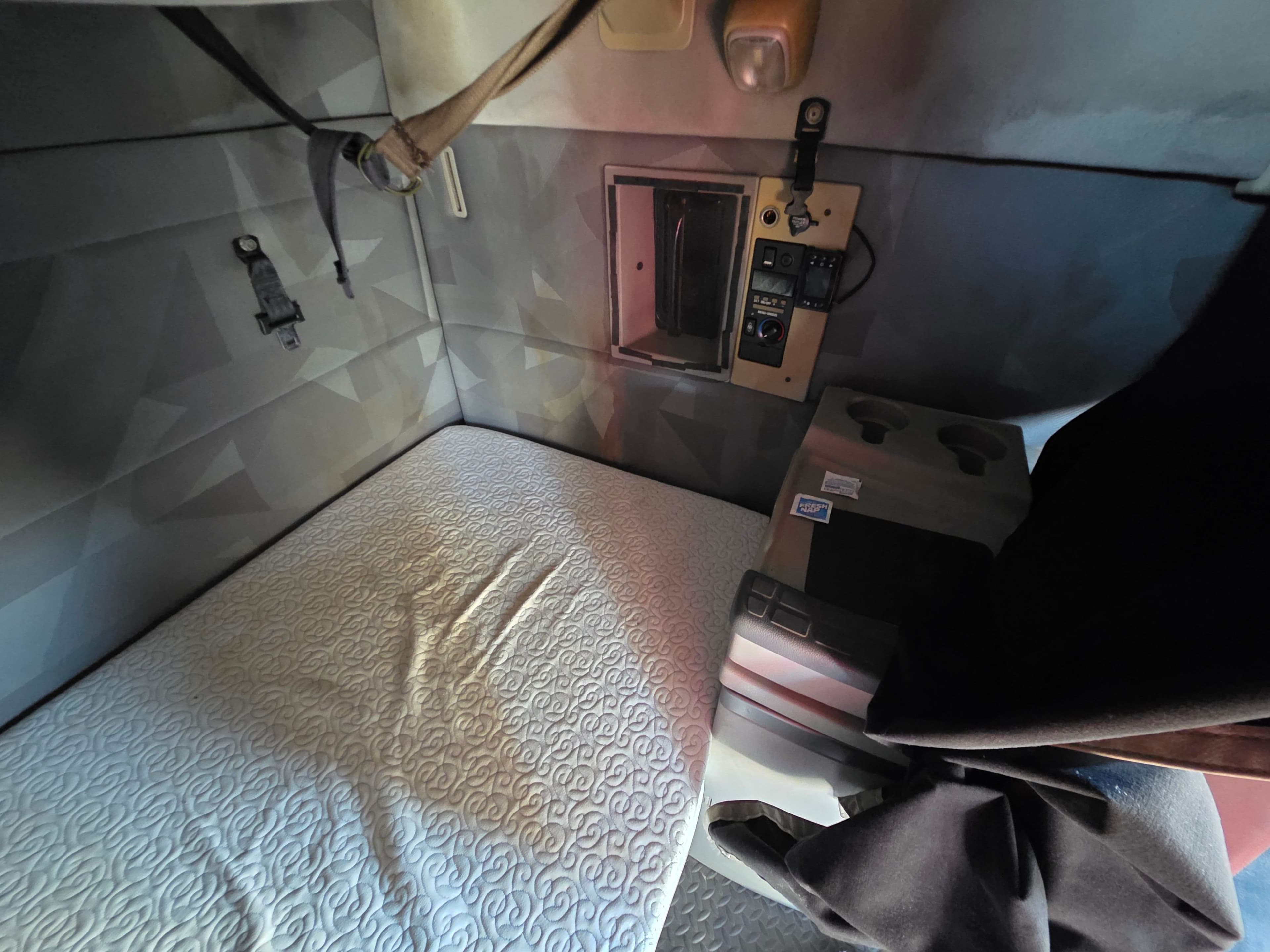 2005 Volvo VNL image 14