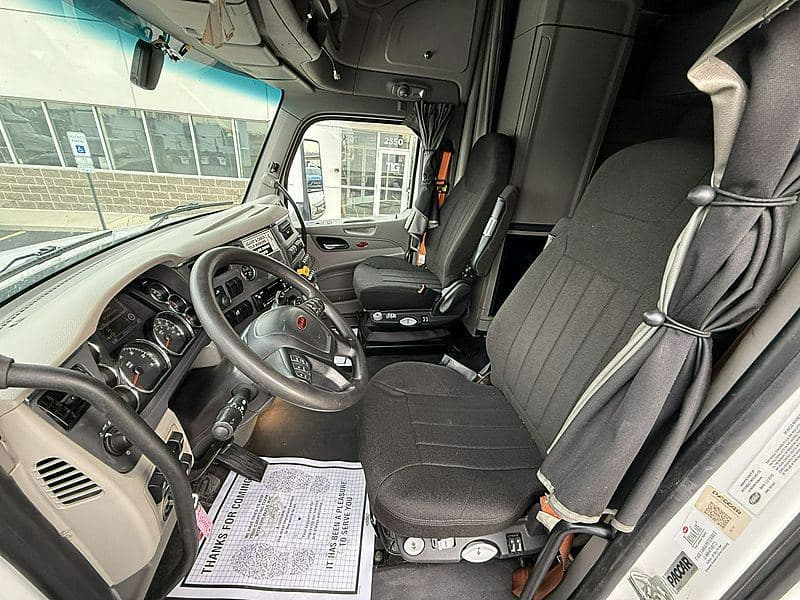 2021 Peterbilt 579 image 9