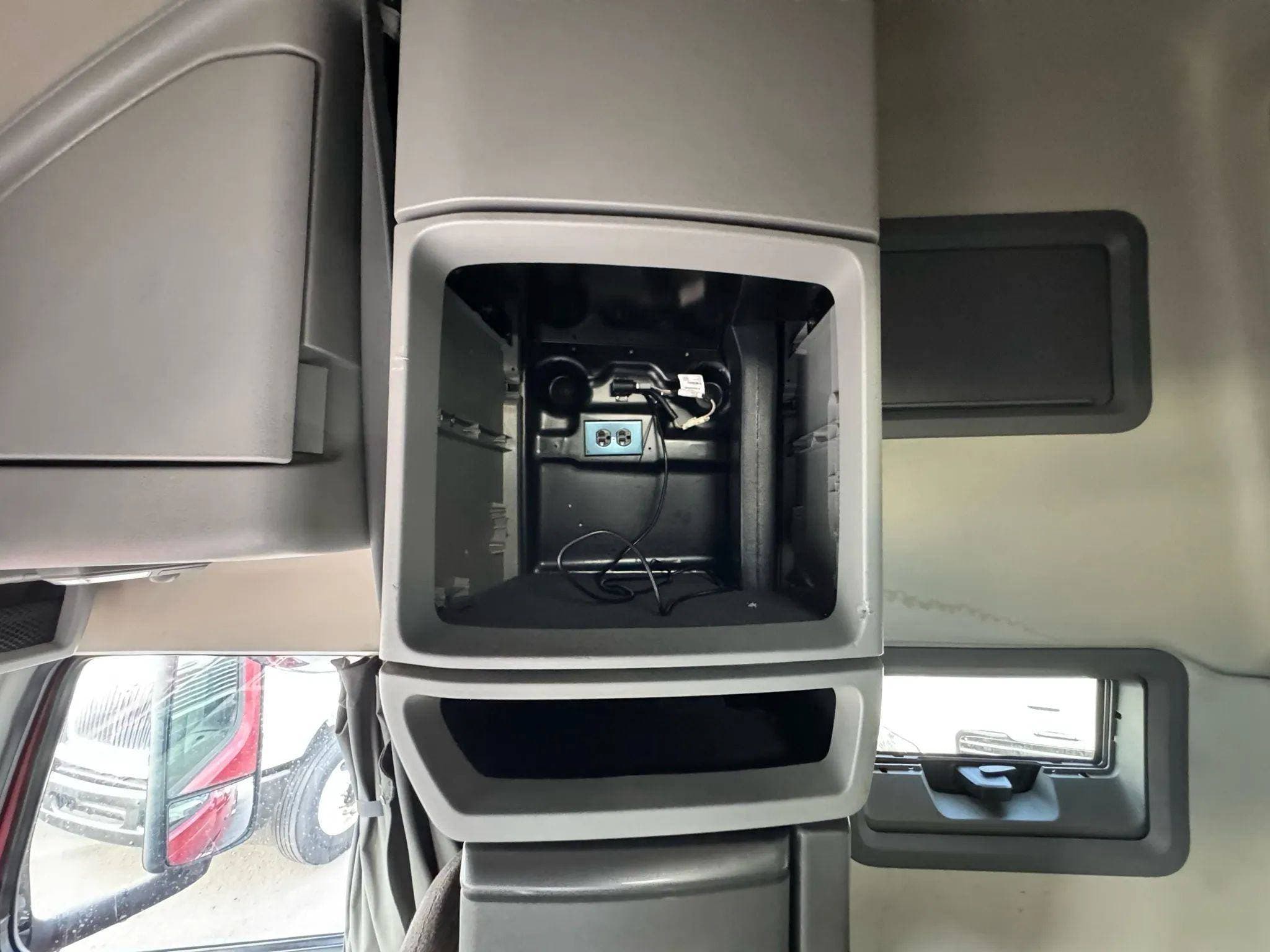 2021 Volvo VNL image 49