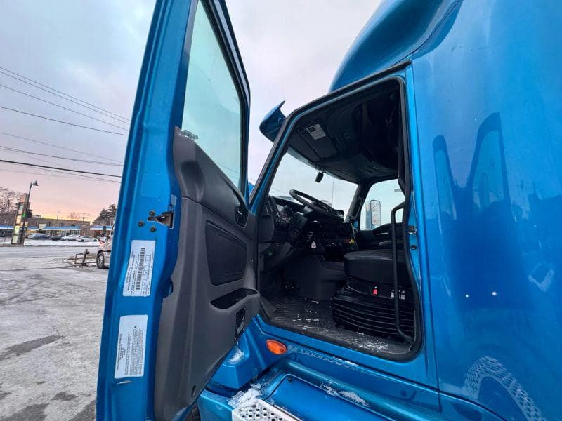 2019 International LT image 16