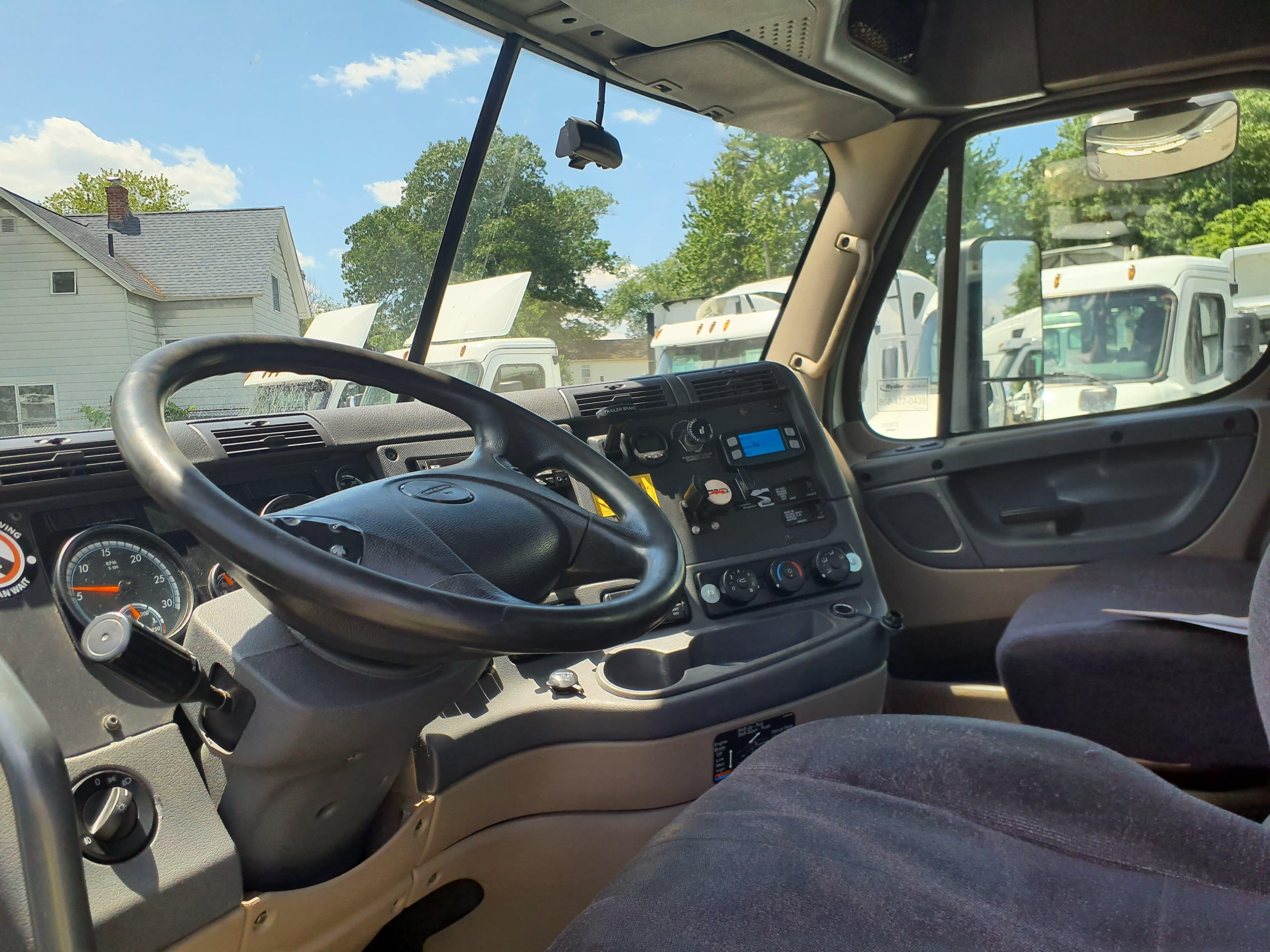 Used 2019 FREIGHTLINER Conventional - Day Cab - CASCADIA 125 image 9