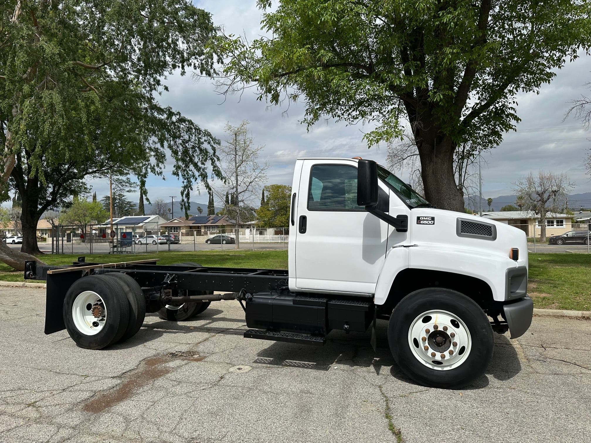 2008 GMC TOPKICK C6500 Cab and Chassis image 2