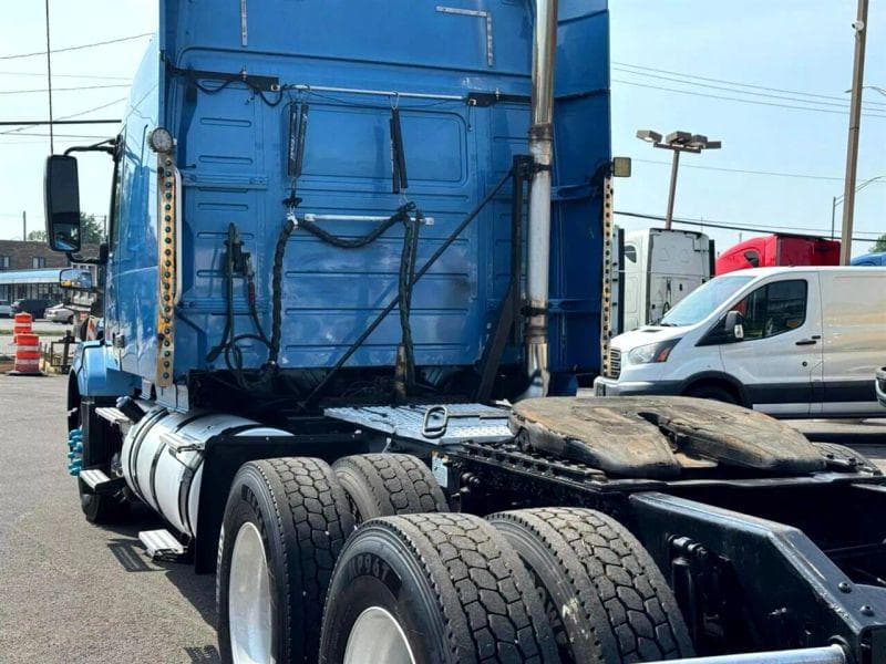 2012 Volvo VNL image 15