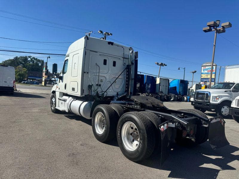 2016 Freightliner Cascadia image 19