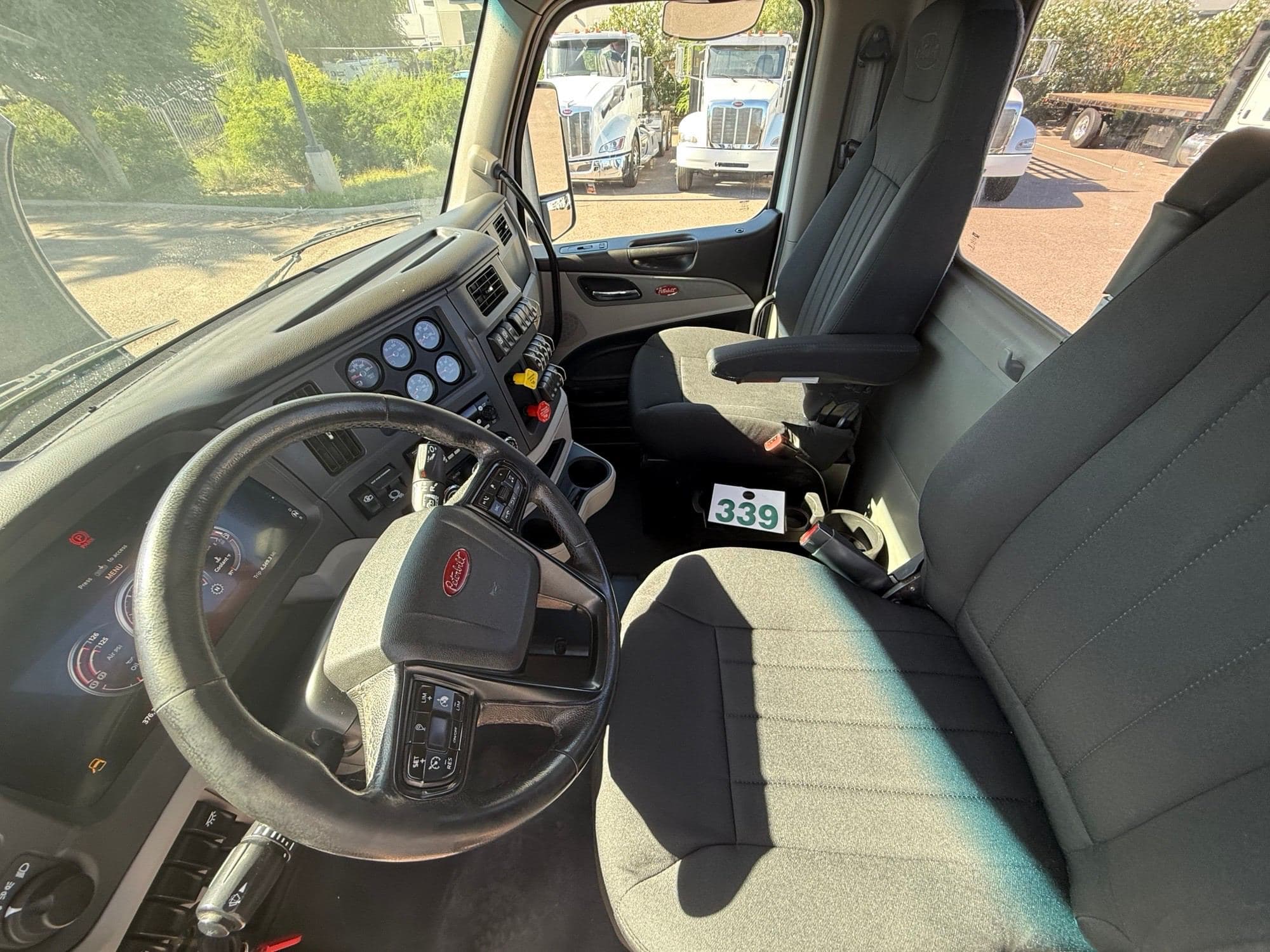 2023 Peterbilt 579 image 9
