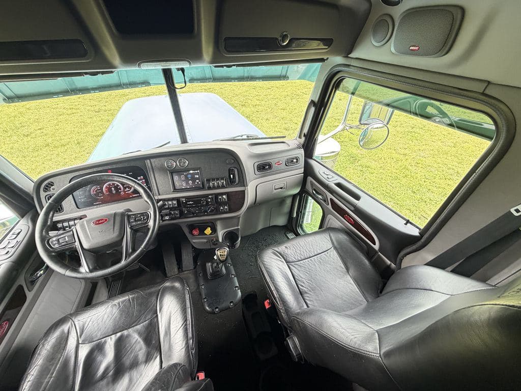 Used 2024 PETERBILT 389 image 16