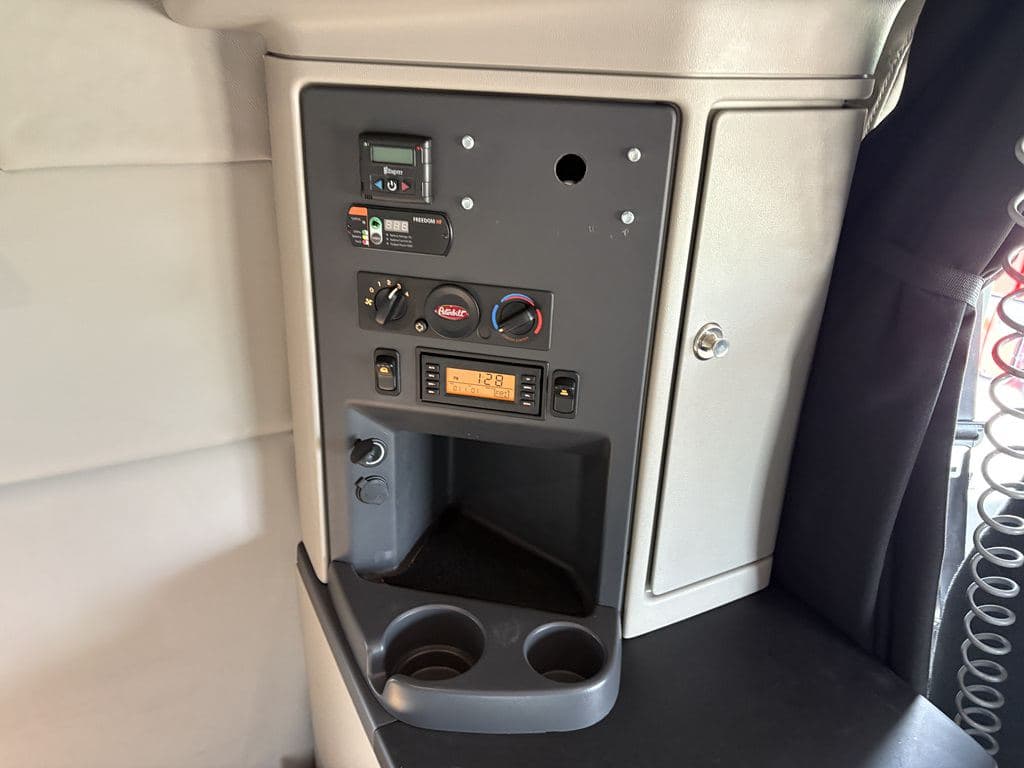 Used 2022 PETERBILT 579 image 23