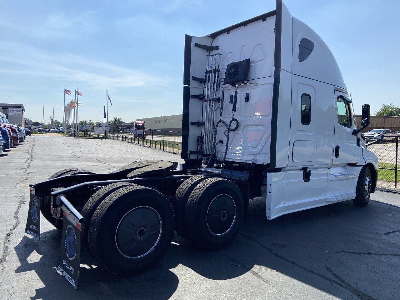 2021 FREIGHTLINER Cascadia CA126 Tandem Axle Sleeper image 4