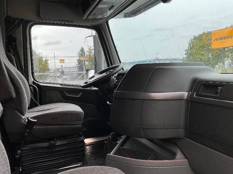 2022 Volvo VNL image 11