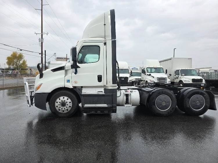 2021 Freightliner Cascadia image 10