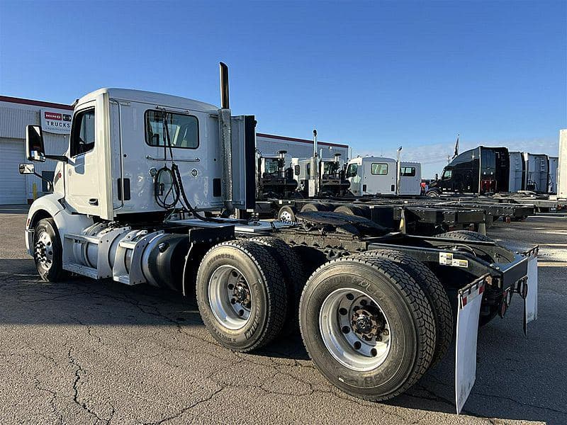 2022 Peterbilt 579 image 4