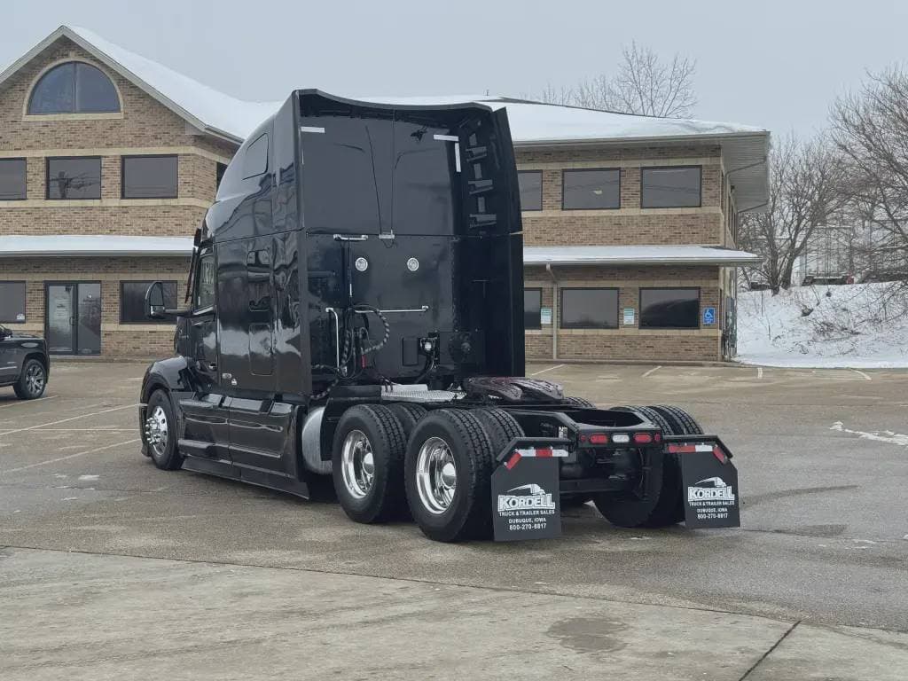 2022 Peterbilt 579 image 3