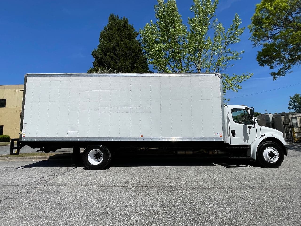 2022 Freightliner M2106 image 2