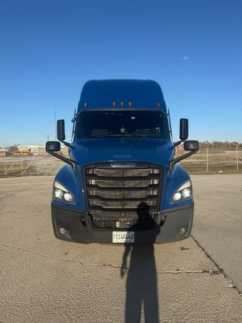 2022 Freightliner Cascadia image 2