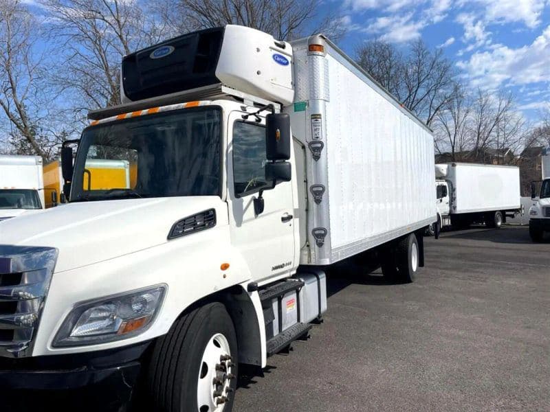 2015 Hino 268 image 2